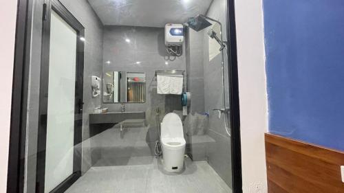 a bathroom with a toilet and a sink at Thanh Nam Hotel in Dong Quan
