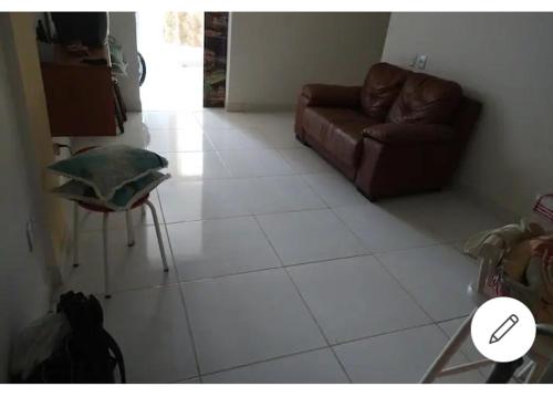 sala de estar con sofá y suelo de baldosa blanca en Apartamento recreio, en Río de Janeiro