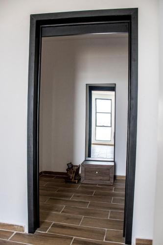a mirror in a hallway with a window at Rá Ngu in Ixmiquilpan