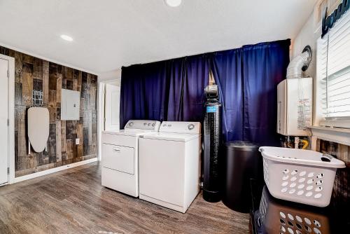 聖安東尼奧的住宿－Nash Boulevard Hideaway，洗衣房配有洗衣机和烘干机