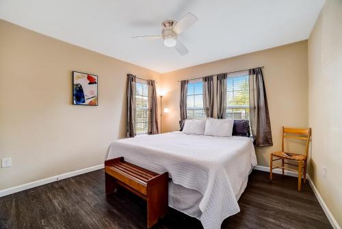 una camera con un grande letto e una finestra di Nash Boulevard Hideaway a San Antonio
