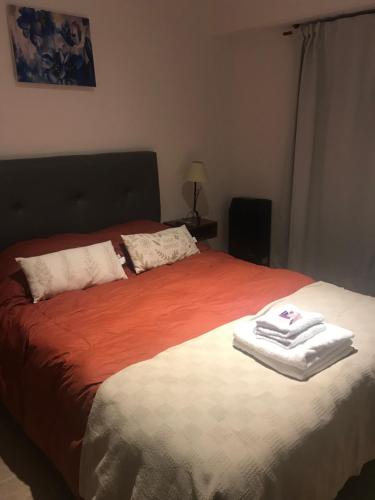 1 dormitorio con 1 cama con 2 toallas en departamento tandil centro en Tandil