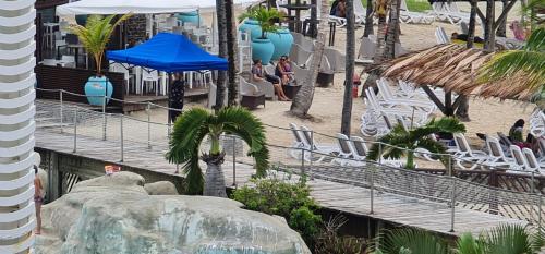 een uitzicht op een resort met een waterpark bij Studio Lucie à MANGANAO in Saint-François