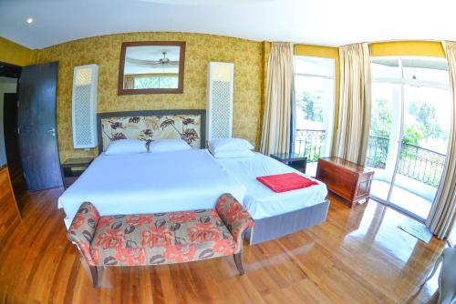ナ・ジョムティエンにあるSuzie pool villa 7 bedrooms with private pool.の大きなベッドとソファのある寝室