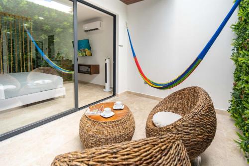 un salon avec deux chaises et une table dans l'établissement Midtown 2 by Andiani Travel, à Playa del Carmen