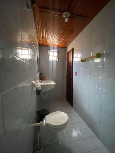 uma casa de banho com um WC e um lavatório em Pousada Pituba em Itacaré