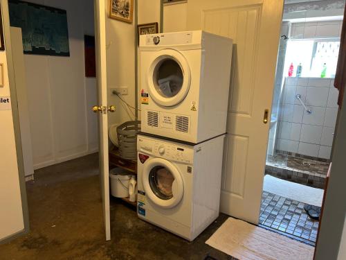 a laundry room with a washer and a dryer at XYL Holiday Inn in Caloundra