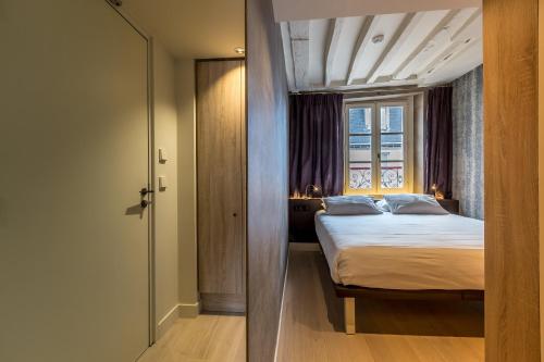 Hôtel de Lille - Saint-Germain des Prèsにあるベッド