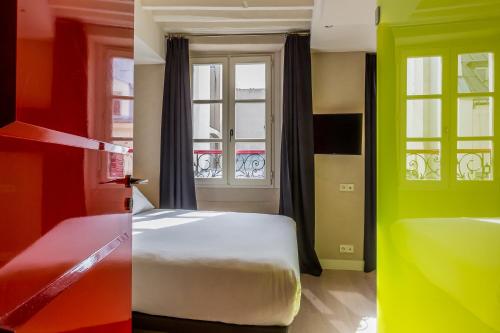Hôtel de Lille - Saint-Germain des Prèsにあるベッド