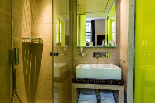 Hôtel de Lille - Saint-Germain des Prèsにあるバスルーム