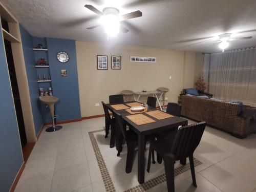 - une salle à manger avec une table et un canapé dans l'établissement Habitaciones en Acogedora estancia en pleno centro de Ibagué, à Ibagué