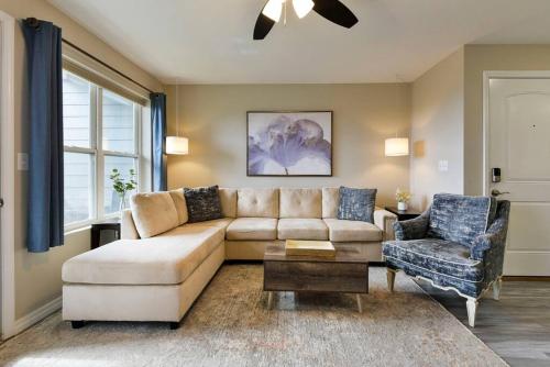 Ruang duduk di Branson's Newest Gem: City View Condo,Patio & Pool