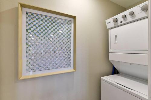 Dapur atau dapur kecil di Branson's Newest Gem: City View Condo,Patio & Pool