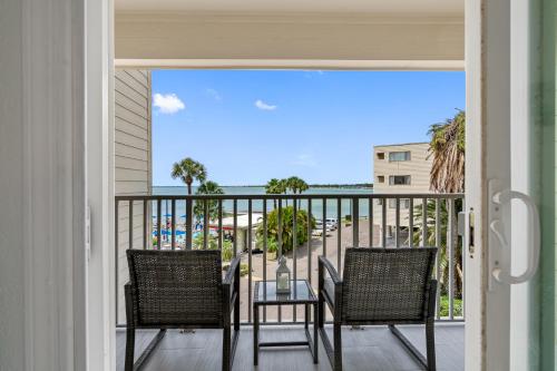 Un balcón con 2 sillas y una mesa con vistas. en Welcome to Sea Forever - Balcony Water View Tampa en Tampa