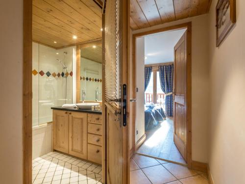 La salle de bains est pourvue d'une douche, d'un lavabo et d'une porte. dans l'établissement Appartement Saint-Martin-de-Belleville, 3 pièces, 6 personnes - FR-1-461-5, à Saint-Martin-de-Belleville