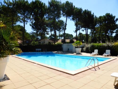 Fotografia z galérie ubytovania Maison de plain-pied avec piscine surveillée, proche commerces et mer - FR-1-705-5 v destinácii La Palmyre