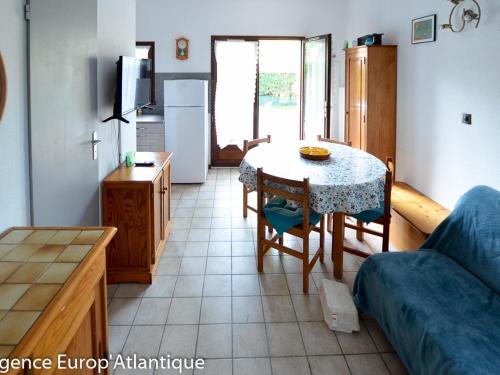 Photo de la galerie de l'établissement Maison de plain-pied avec piscine surveillée, proche commerces et mer - FR-1-705-5, à La Palmyre