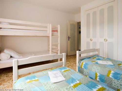 Poschodová posteľ alebo postele v izbe v ubytovaní Maison La Palmyre, 4 pièces, 8 personnes - FR-1-705-7