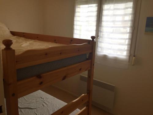 Ce lit superposé se trouve dans un dortoir doté d'une fenêtre. dans l'établissement Appartement 3 pièces avec balcon près de la plage et parking à Villers-sur-Mer - FR-1-712-5, à Villers-sur-Mer