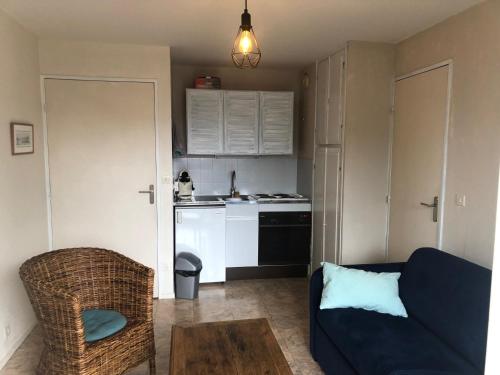 un salon avec un canapé et une cuisine dans l'établissement Appartement à 150m de la plage, proche centre-ville et Paléospace - FR-1-712-10, à Villers-sur-Mer