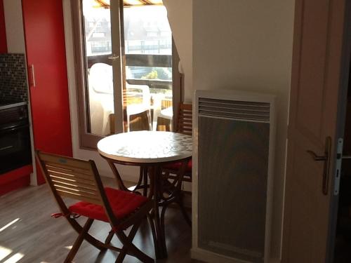 Studio romantique avec balcon et parking à 50 m de la plage - FR-1-712-12