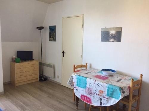 une salle à manger avec une table et une commode dans l'établissement Appartement 2 pièces au calme avec balcon, parking, à 500m de la plage - Villers-sur-Mer - FR-1-712-21, à Villers-sur-Mer