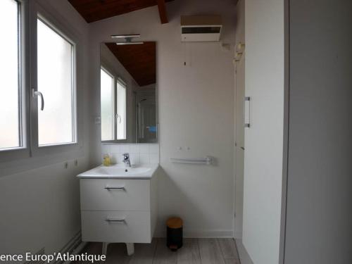 une salle de bain blanche avec un lavabo et une douche dans l'établissement LOCATION VACANCES VILLA 4 Pièces 7 personnes LA PALMYRE -Résidence les Trémières - FR-1-705-12, à La Palmyre