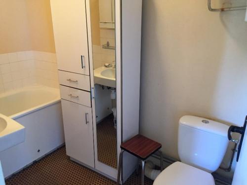 une salle de bain avec toilettes, lavabo et miroir dans l'établissement Appartement 2 pièces au calme avec balcon, parking, à 500m de la plage - Villers-sur-Mer - FR-1-712-21, à Villers-sur-Mer