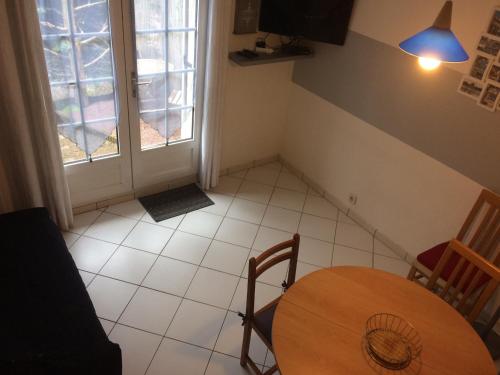 une pièce avec une table, des chaises et une fenêtre dans l'établissement Charmant cottage duplex avec jardinet, proche mer, parking gratuit - FR-1-712-24, à Villers-sur-Mer