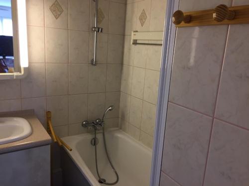une salle de bain avec une douche, une baignoire et un lavabo dans l'établissement Grand studio familial avec balcon et parking à 2 pas de la plage et du centre de Villers-sur-Mer - FR-1-712-2, à Villers-sur-Mer