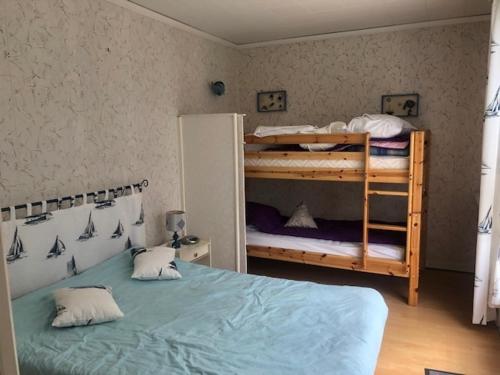 ein Schlafzimmer mit zwei Etagenbetten in einem Zimmer in der Unterkunft Appartement 2 pièces cosy au centre-ville, à 2 pas de la plage avec parking - FR-1-712-35 in Villers-sur-Mer