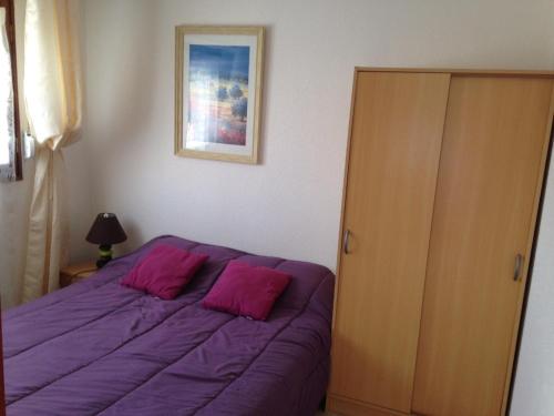 - une chambre avec un lit violet et 2 oreillers roses dans l'établissement Appartement 2 Pièces avec Balcon Sud à 50m de la Plage, Parking Privatif - Villers-sur-Mer - FR-1-712-15, à Villers-sur-Mer