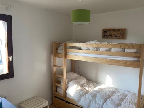 une chambre avec deux lits superposés dans une pièce dans l'établissement 3 pièces spacieux avec balcon près de la plage - FR-1-712-29, à Villers-sur-Mer