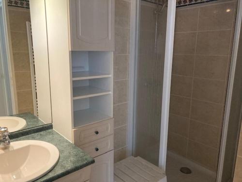 une salle de bain avec douche et lavabo dans l'établissement 3 pièces spacieux avec balcon près de la plage - FR-1-712-29, à Villers-sur-Mer