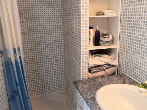 Kúpeľňa v ubytovaní Appartement Familial avec Balconnet, Proche Plage et Commerces - FR-1-712-41