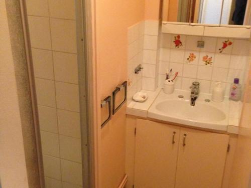 une salle de bain avec un lavabo et un miroir dans l'établissement Studio Charmant avec Balcon et Parking à 300m de la Plage - FR-1-712-43, à Villers-sur-Mer
