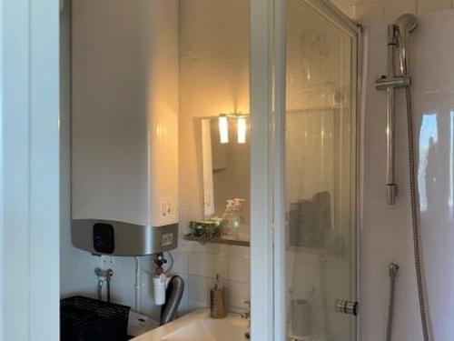 y baño con lavabo y ducha con espejo. en Appartement Villers-sur-Mer, 1 pièce, 4 personnes - FR-1-712-20, en Villers-sur-Mer