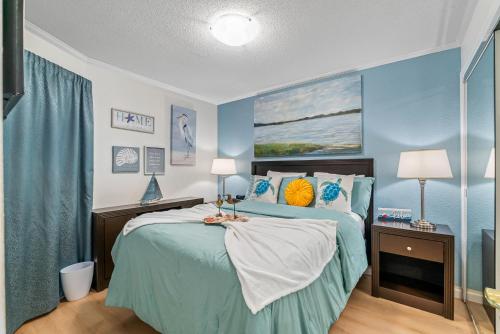 Paradise Beach Sailport Resort Condo في تامبا: غرفة نوم مع سرير والجدران الزرقاء