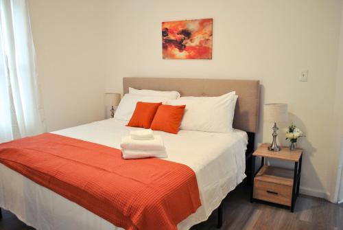 sypialnia z łóżkiem z pomarańczowymi i białymi poduszkami w obiekcie Casino 2 bedroom rental w Atlantic City