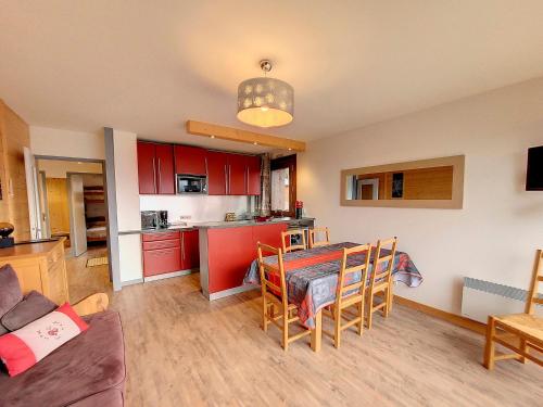 une cuisine et un salon avec une table et des chaises dans l'établissement Appartement lumineux avec balcon - 2 chambres - 5 personnes - Centre station - FR-1-275-198, à La Rosière