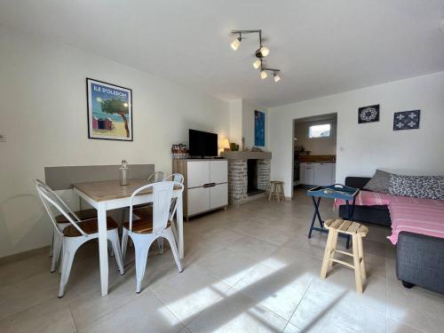 une cuisine et un salon avec une table et des chaises dans l'établissement Jolie maison rénovée 3 pièces Oléron, 4 couchages, proche plage et centre-ville - FR-1-246A-223, à La Brée-les-Bains