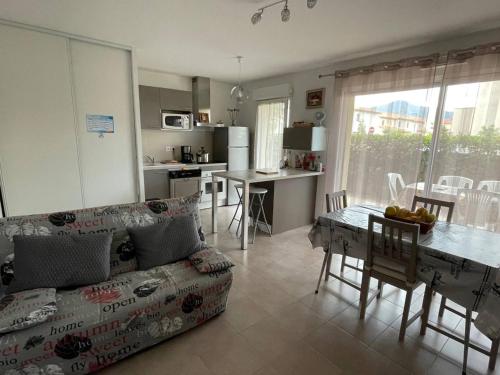 un salon avec un canapé et une table dans l'établissement Appartement 3 pièces avec terrasse et jardin, proche plage et commerces, 2 parkings, Argelès-sur-Mer - FR-1-225-773, à Argelès-sur-Mer
