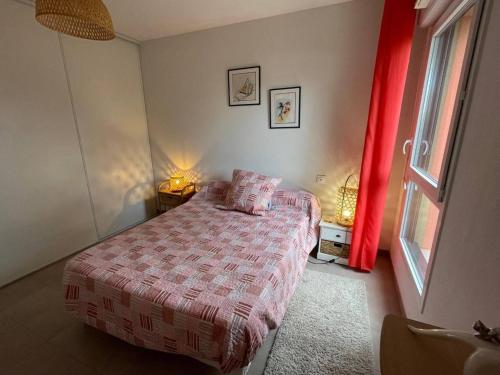 Posteľ alebo postele v izbe v ubytovaní Appartement 3 pièces avec terrasse et jardin, proche plage et commerces, 2 parkings, Argelès-sur-Mer - FR-1-225-773