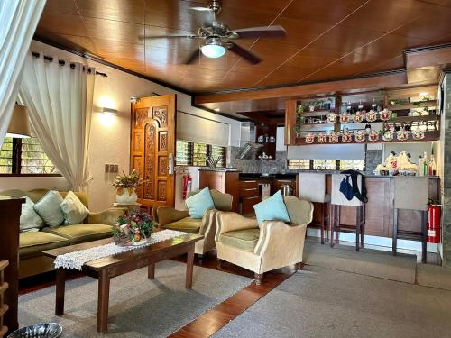 a living room with a couch and a table at Ancelle Cristo Re in Moalboal