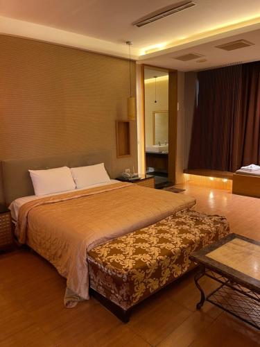 een slaapkamer met een groot bed in een kamer bij Idee Motel in Changhua City