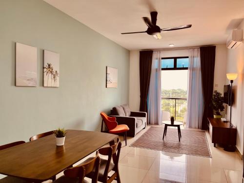 Una sala de estar con una mesa de comedor y un sofá. en Sofeya Desaru Guest House with Pool and Wifi, en Bandar Penawar