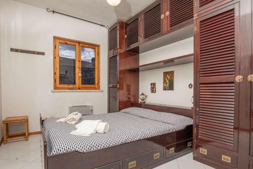 um quarto com uma cama com duas toalhas em Affitti Brevi Toscana - Ospitalità al mare em Talamone