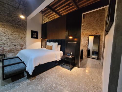 Ein Bett oder Betten in einem Zimmer der Unterkunft Milo Collection Hotel
