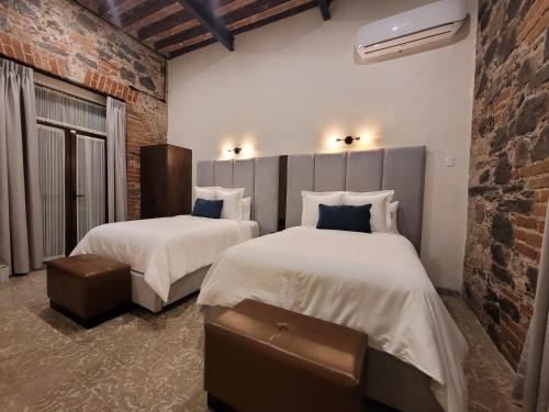 Ein Bett oder Betten in einem Zimmer der Unterkunft Milo Collection Hotel