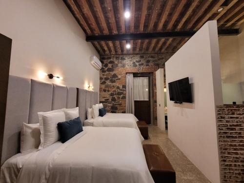 Ein Bett oder Betten in einem Zimmer der Unterkunft Milo Collection Hotel